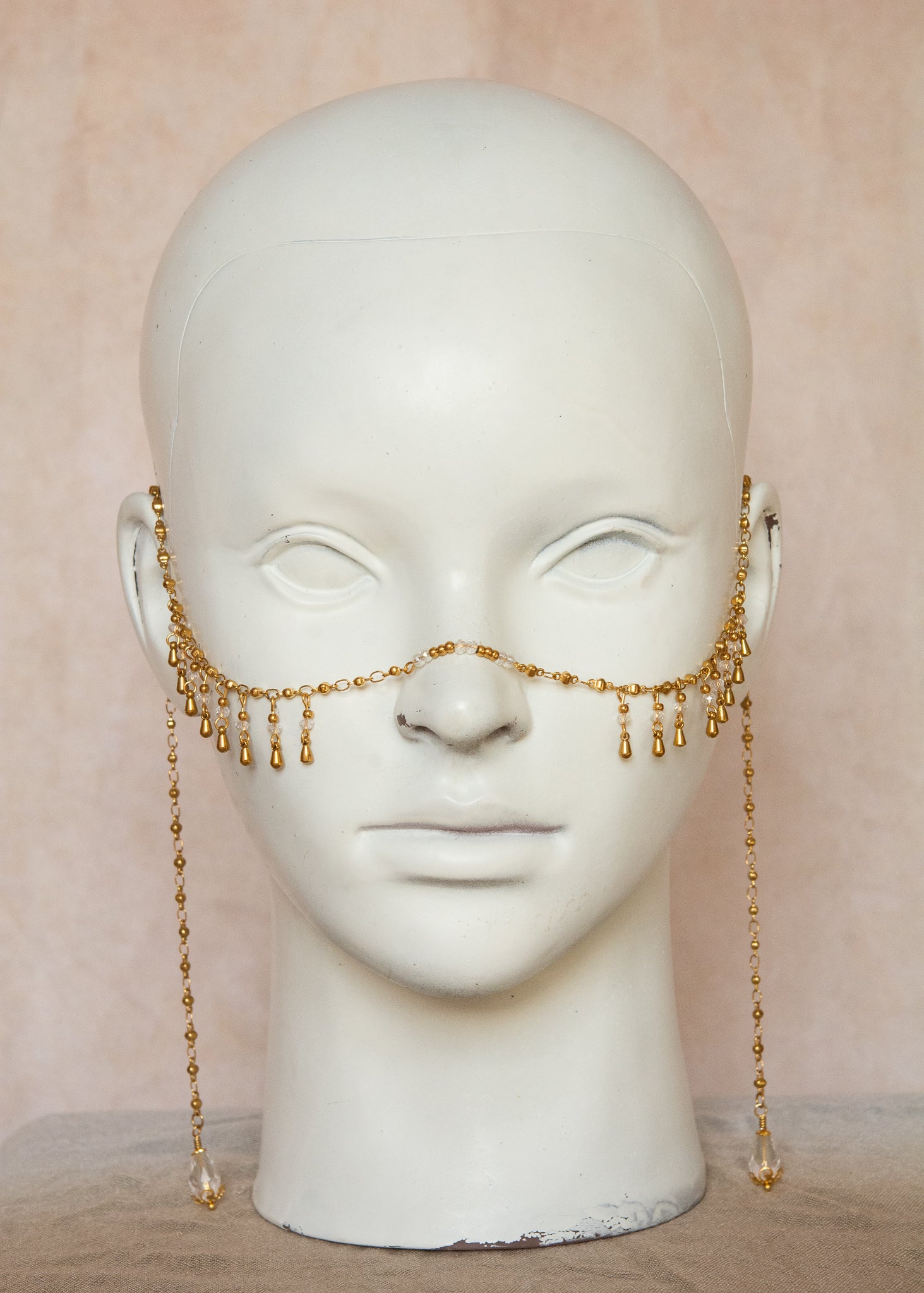 Chaîne de visage dorée avec cristaux translucides, billes dorées et breloques gouttes. Bijou unisexe raffiné, inspiration orientale, idéal pour festivals, scène, costumes, etc.