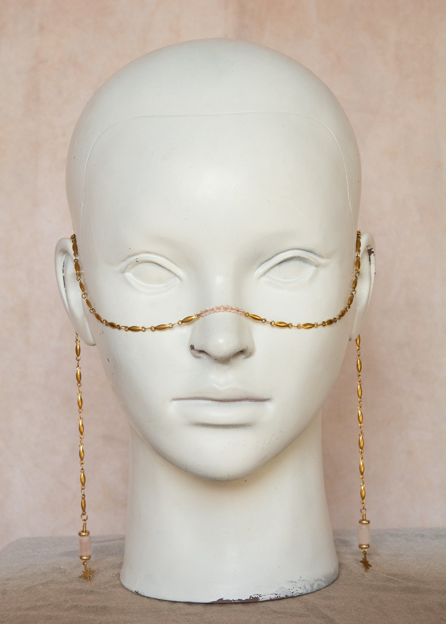 Chaîne de visage dorée avec quartz rose et cristaux roses. Bijou unisexe en acier inoxydable, symbole d’amour tendre, douceur et beauté intemporelle.
