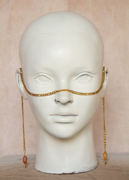 Chaîne de visage dorée en acier inoxydable avec agate orange et cristaux ambrés. Bijou unisexe solaire, chaud et structuré, énergie rayonnante.
