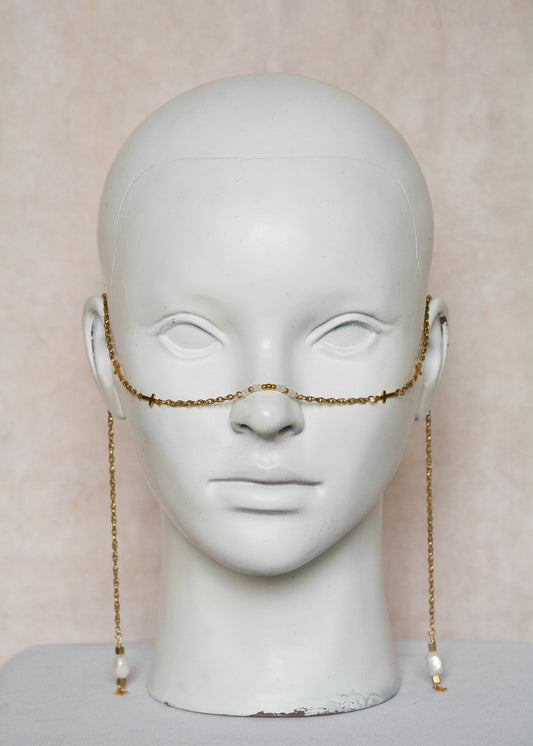 Chaîne de visage en acier inoxydable doré, croix dorées, perles de rocaille nacrées et véritables perles d’eau douce. Bijou mystique chic.
