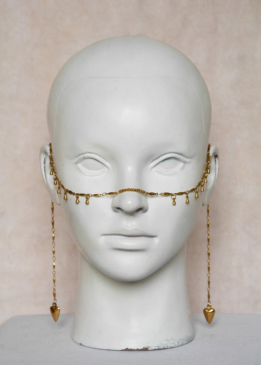 Chaîne de visage en acier inoxydable doré, gouttes métalliques et cœur géométrique. Accessoire festival, costume et bijou boho chic.