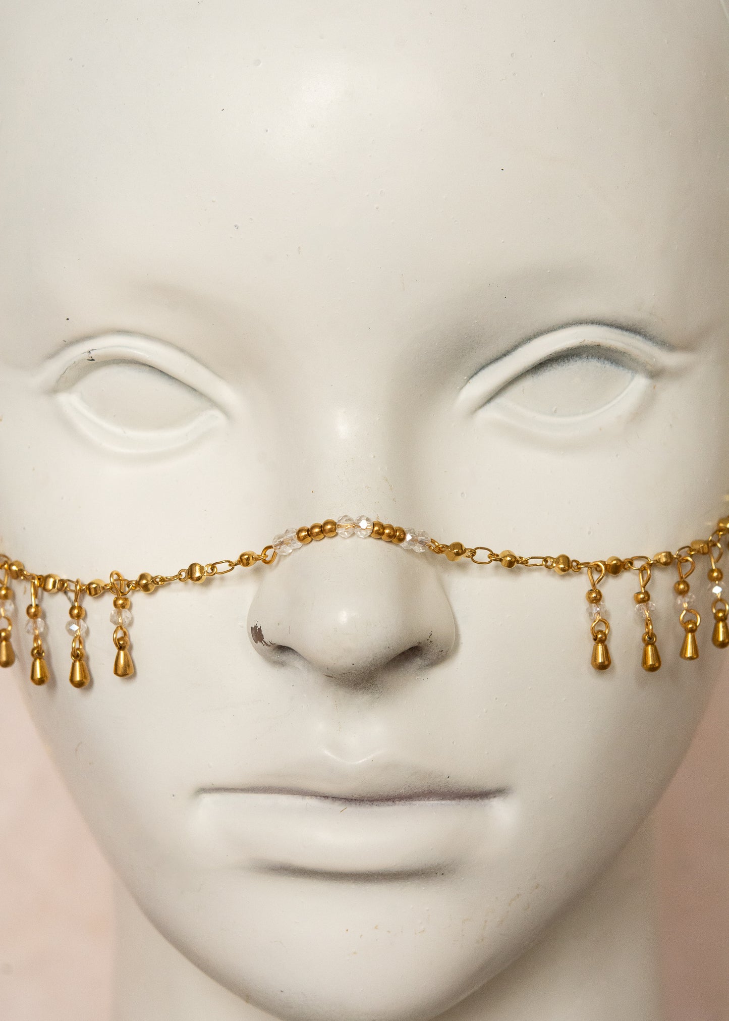 Chaîne de visage dorée avec cristaux translucides, billes dorées et breloques gouttes. Bijou unisexe raffiné, inspiration orientale, idéal pour festivals, scène, costumes, etc.