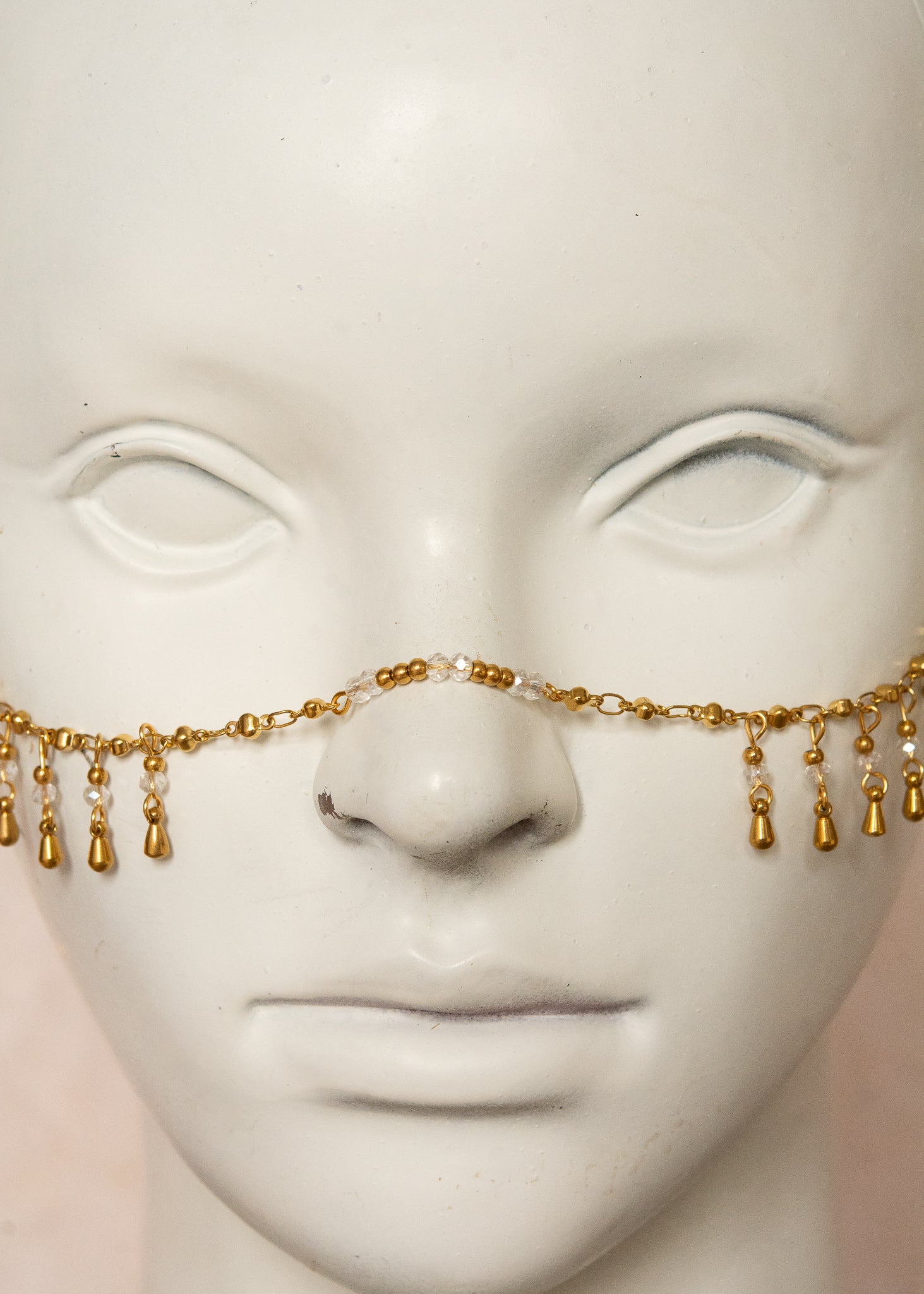 Chaîne de visage dorée avec cristaux translucides, billes dorées et breloques gouttes. Bijou unisexe raffiné, inspiration orientale, idéal pour festivals, scène, costumes, etc.