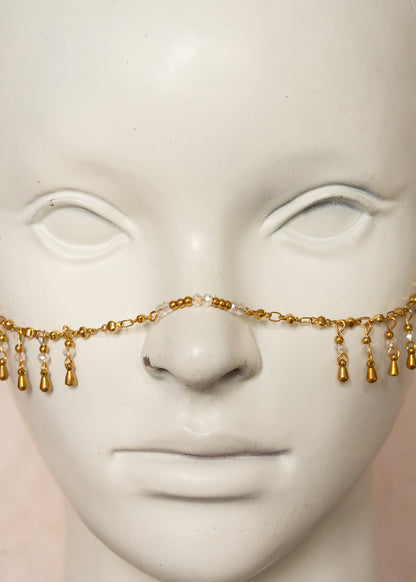 Chaîne de visage dorée avec cristaux translucides, billes dorées et breloques gouttes. Bijou unisexe raffiné, inspiration orientale, idéal pour festivals, scène, costumes, etc.