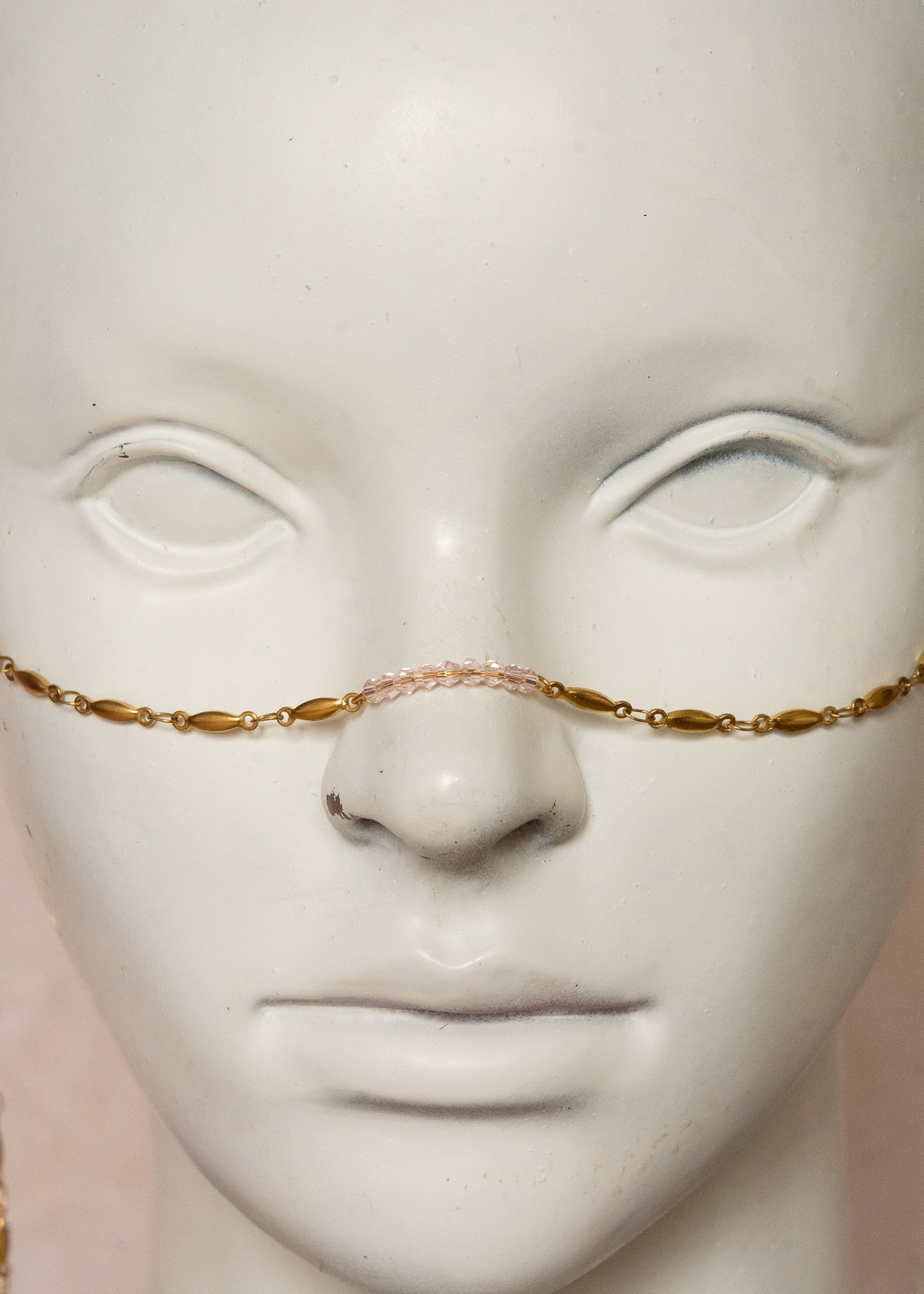Chaîne de visage dorée avec quartz rose et cristaux roses. Bijou unisexe en acier inoxydable, symbole d’amour tendre, douceur et beauté intemporelle.
