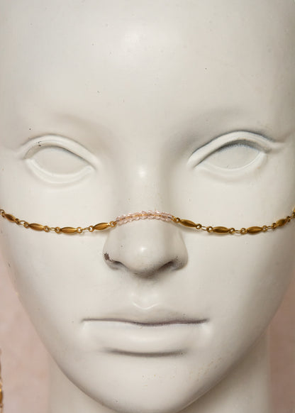 Chaîne de visage dorée avec quartz rose et cristaux roses. Bijou unisexe en acier inoxydable, symbole d’amour tendre, douceur et beauté intemporelle.