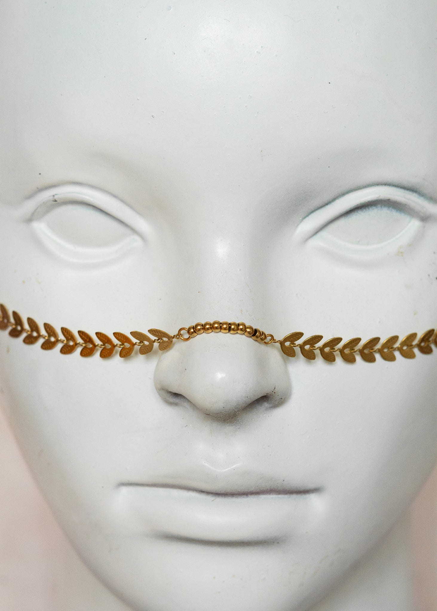 Chaîne de visage en acier inoxydable doré, motif feuille, pendentifs corne. Bijou facial boho chic nature et talisman. Festival, costume, événement...