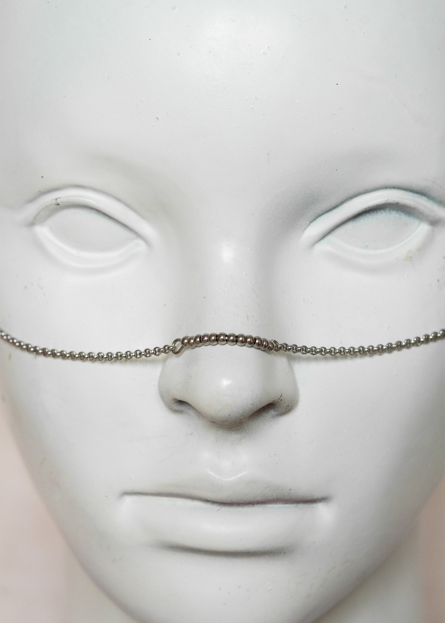 Chaîne de visage en acier inoxydable argenté, billes d’acier et piques argentés. Bijou facial minimaliste pour look bohème alternatif.