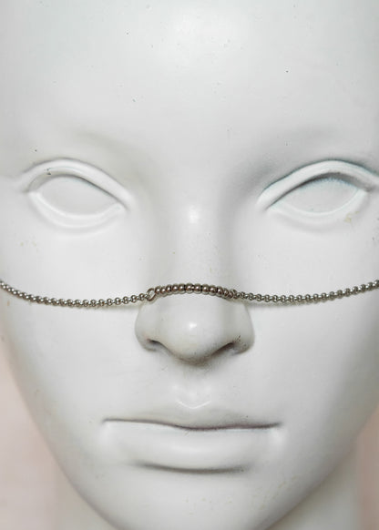 Chaîne de visage en acier inoxydable argenté, billes d’acier et piques argentés. Bijou facial minimaliste pour look bohème alternatif.