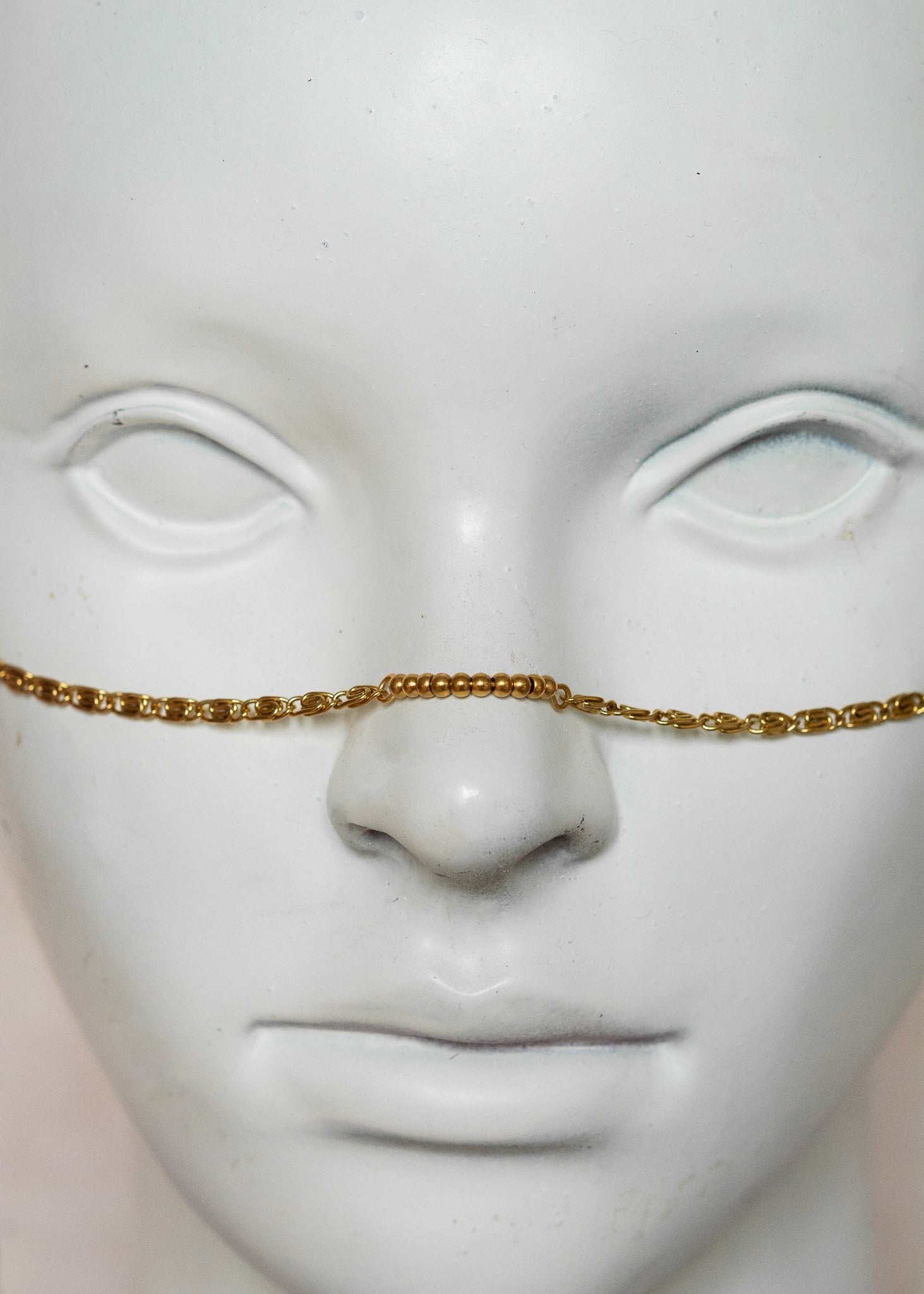 Chaîne de visage en acier inoxydable doré, maillage géométrique oriental, billes dorées et piques dorés. Bijou chic soirée ou festival.