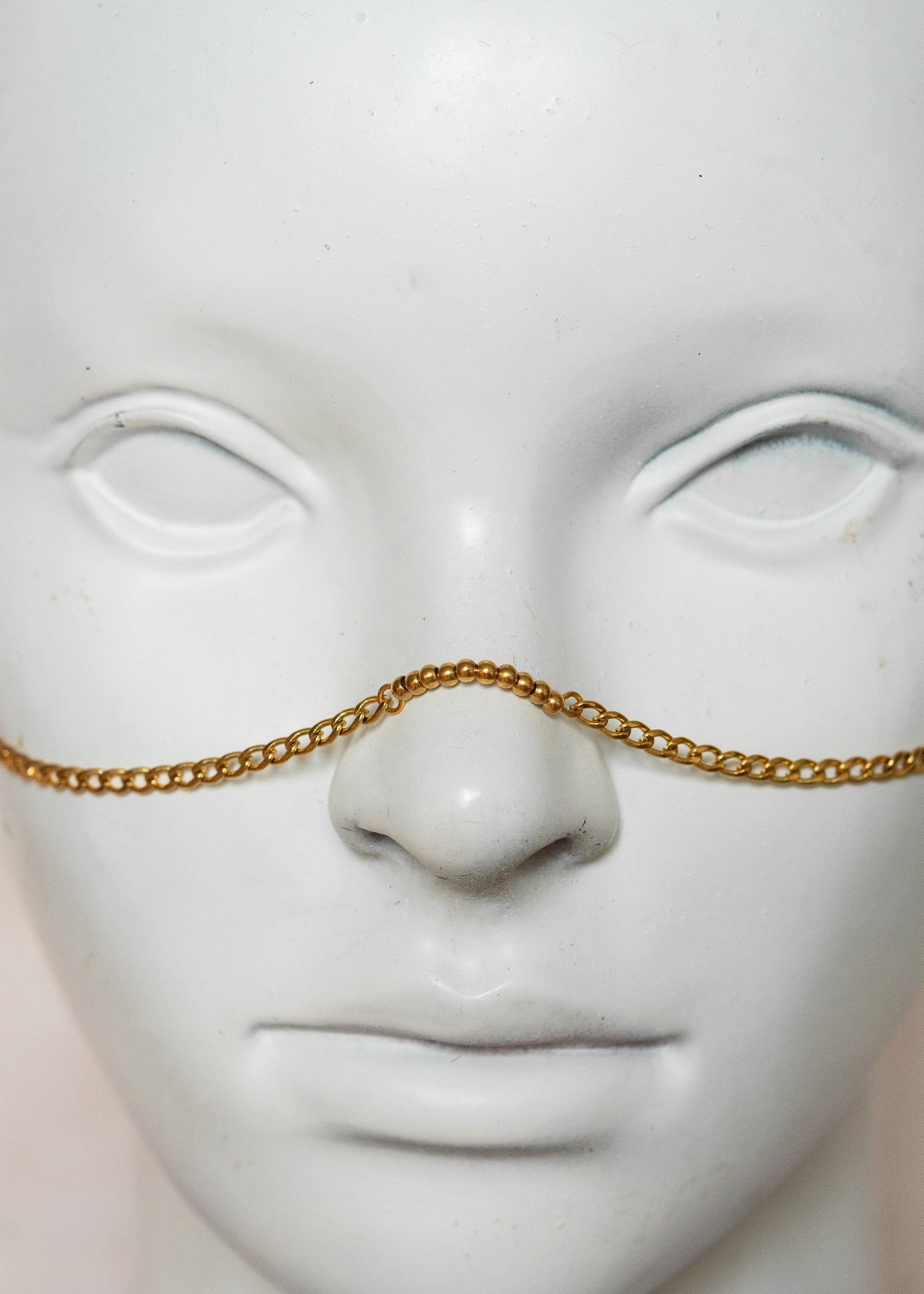 Chaîne de visage en acier inoxydable doré, mailles classiques. Bijou intemporel, pour look boho chic.