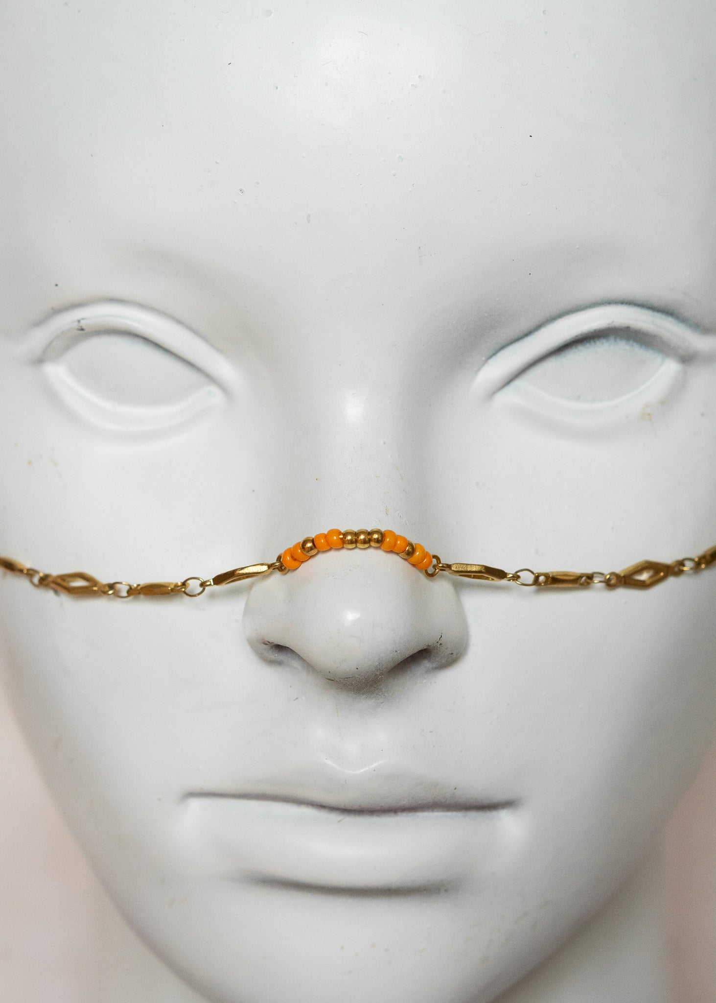 Chaîne de visage en acier inoxydable doré, maillage losange, pierres d’agate orange et charm oiseau. Bijou boho chic solaire.