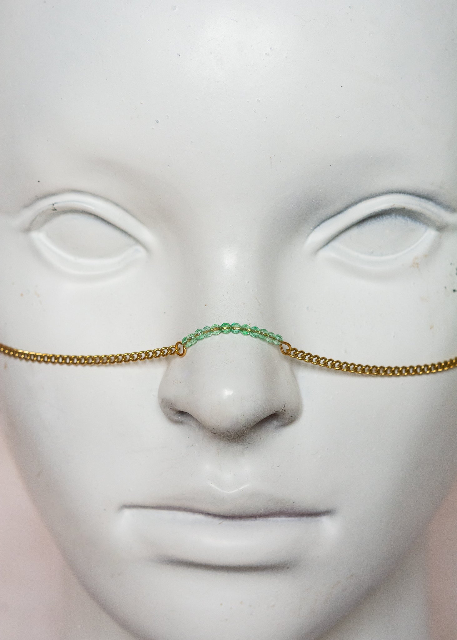 Chaîne de visage en acier inoxydable doré, cristaux vert d’eau translucides, détails géométriques. Bijou facial pour festival, costume, événement spécial.