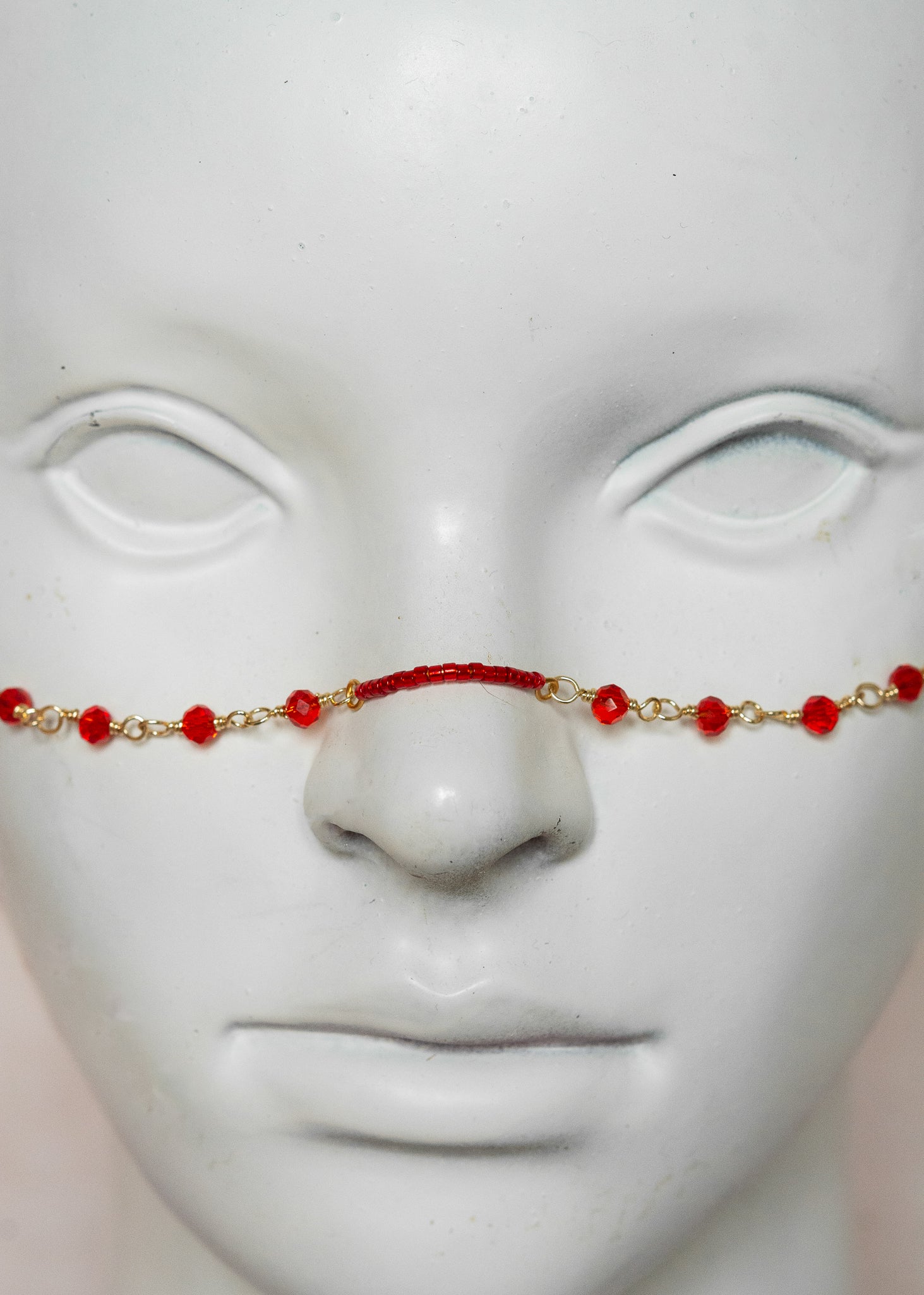 Chaîne de visage en acier inoxydable doré, cristaux rouges et pendentifs corne dorée. Bijou talisman boho chic festival ou soirée.