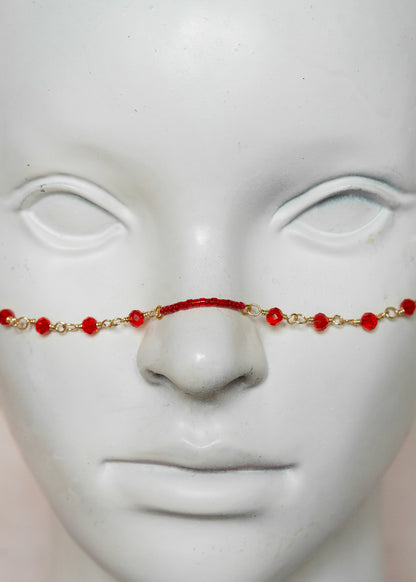Chaîne de visage en acier inoxydable doré, cristaux rouges et pendentifs corne dorée. Bijou talisman boho chic festival ou soirée.