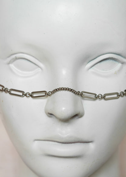 Chaîne de visage en acier inoxydable argenté, maillage géométrique, billes d’acier et pierres de lave. Bijou guerrier et audacieux.