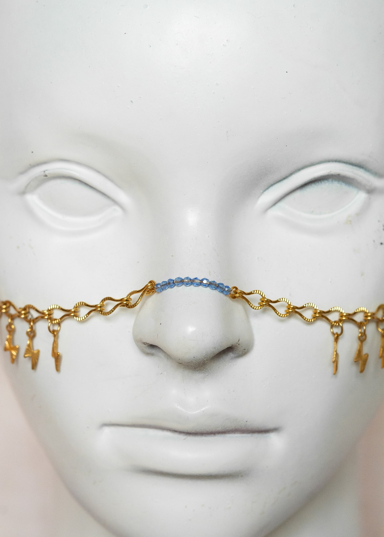 Chaîne de visage en acier inoxydable doré, éclairs dorés, cristaux bleus et perles goutte bleue. Bijou festival ou cosplay mythologie grecque.