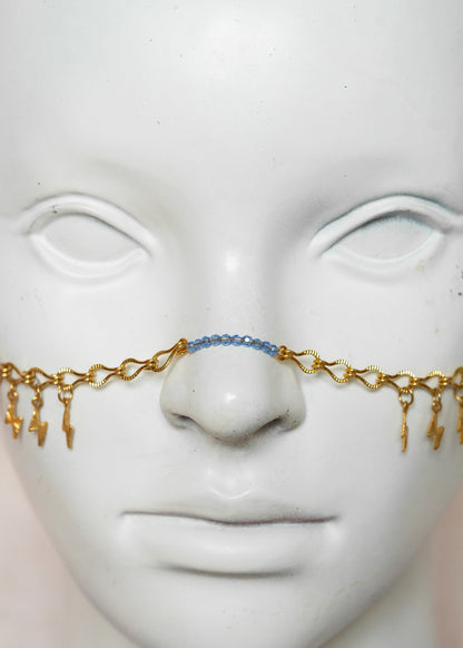 Chaîne de visage en acier inoxydable doré, éclairs dorés, cristaux bleus et perles goutte bleue. Bijou festival ou cosplay mythologie grecque.