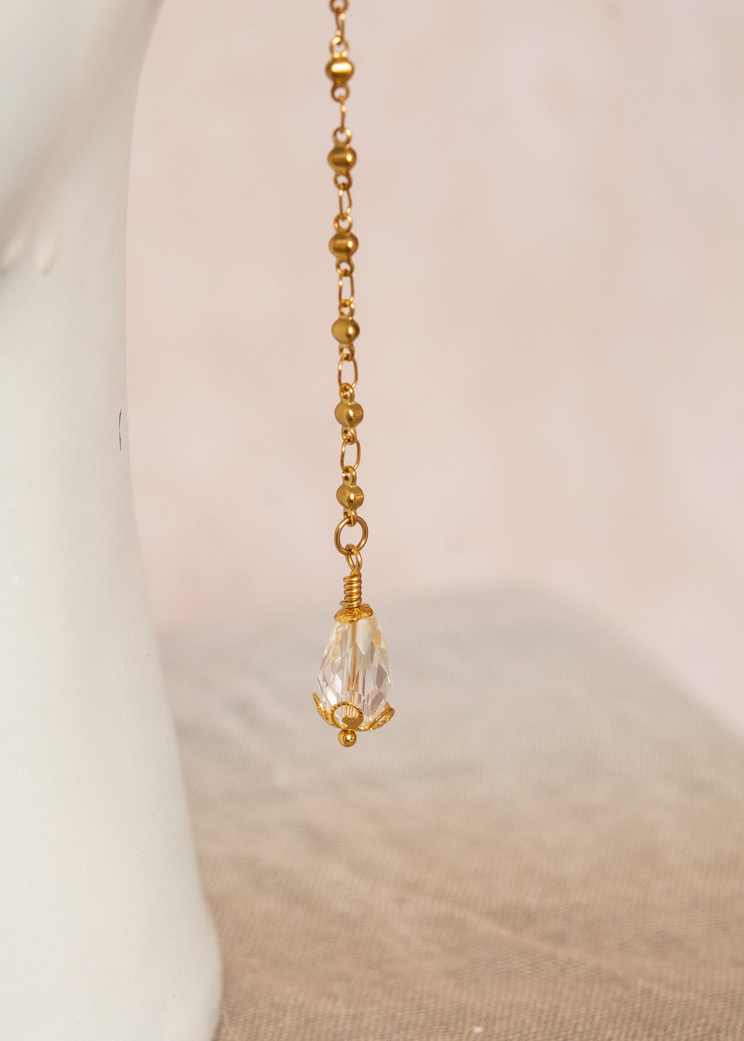 Chaîne de visage dorée avec cristaux translucides, billes dorées et breloques gouttes. Bijou unisexe raffiné, inspiration orientale, idéal pour festivals, scène, costumes, etc.