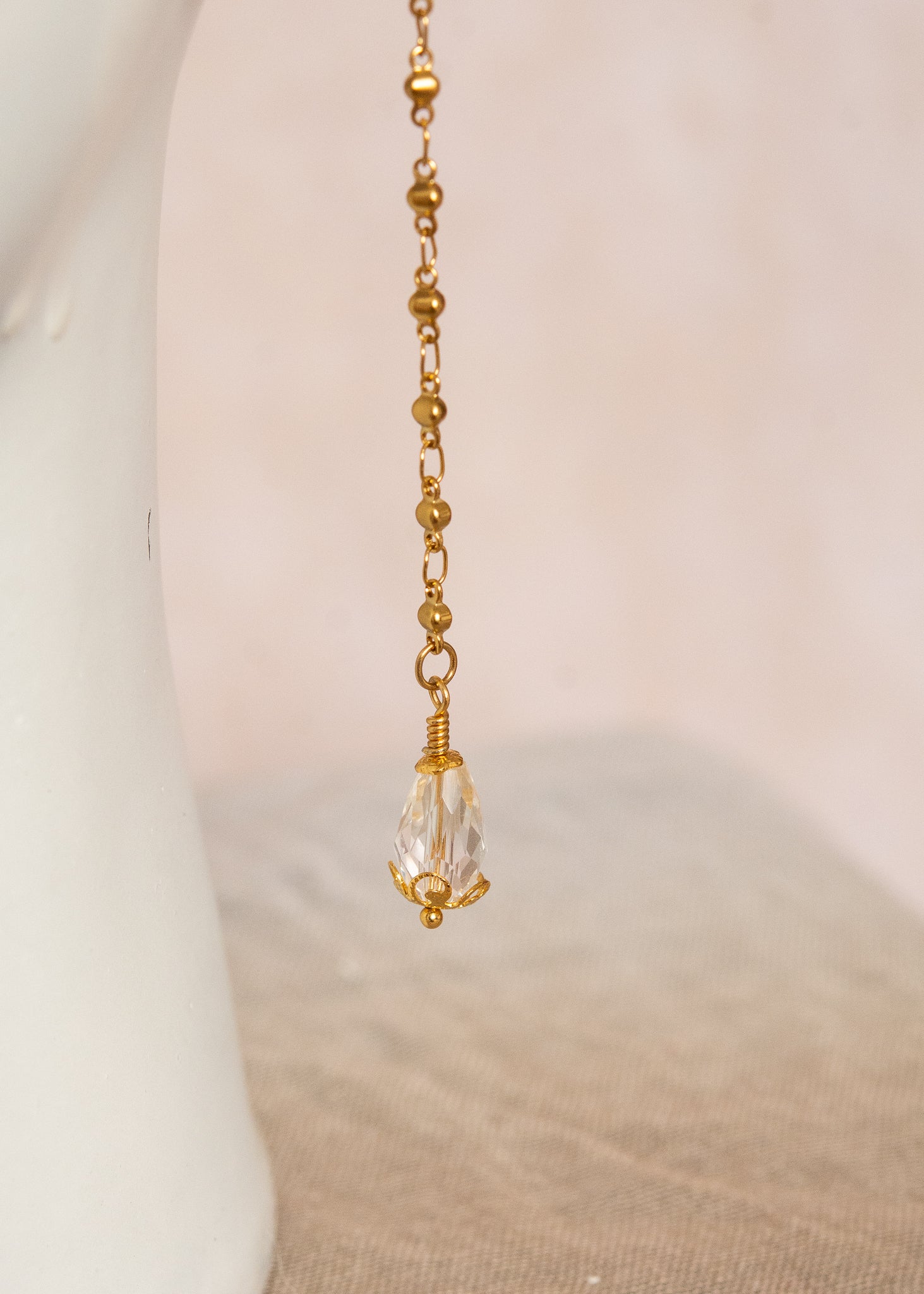 Chaîne de visage dorée avec cristaux translucides, billes dorées et breloques gouttes. Bijou unisexe raffiné, inspiration orientale, idéal pour festivals, scène, costumes, etc.