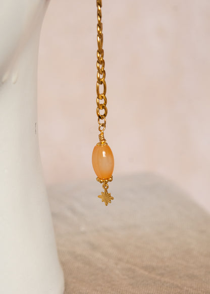 Chaîne de visage dorée en acier inoxydable avec agate orange et cristaux ambrés. Bijou unisexe solaire, chaud et structuré, énergie rayonnante.