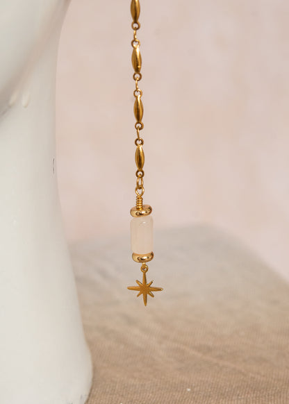 Chaîne de visage dorée avec quartz rose et cristaux roses. Bijou unisexe en acier inoxydable, symbole d’amour tendre, douceur et beauté intemporelle.