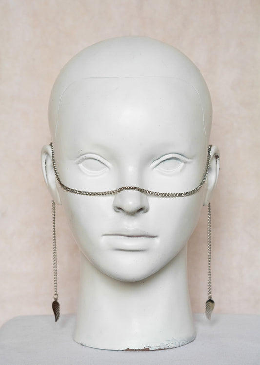 Chaîne de visage en acier inoxydable argenté, billes d’acier et ailes argentées. Bijou minimaliste et élégant.