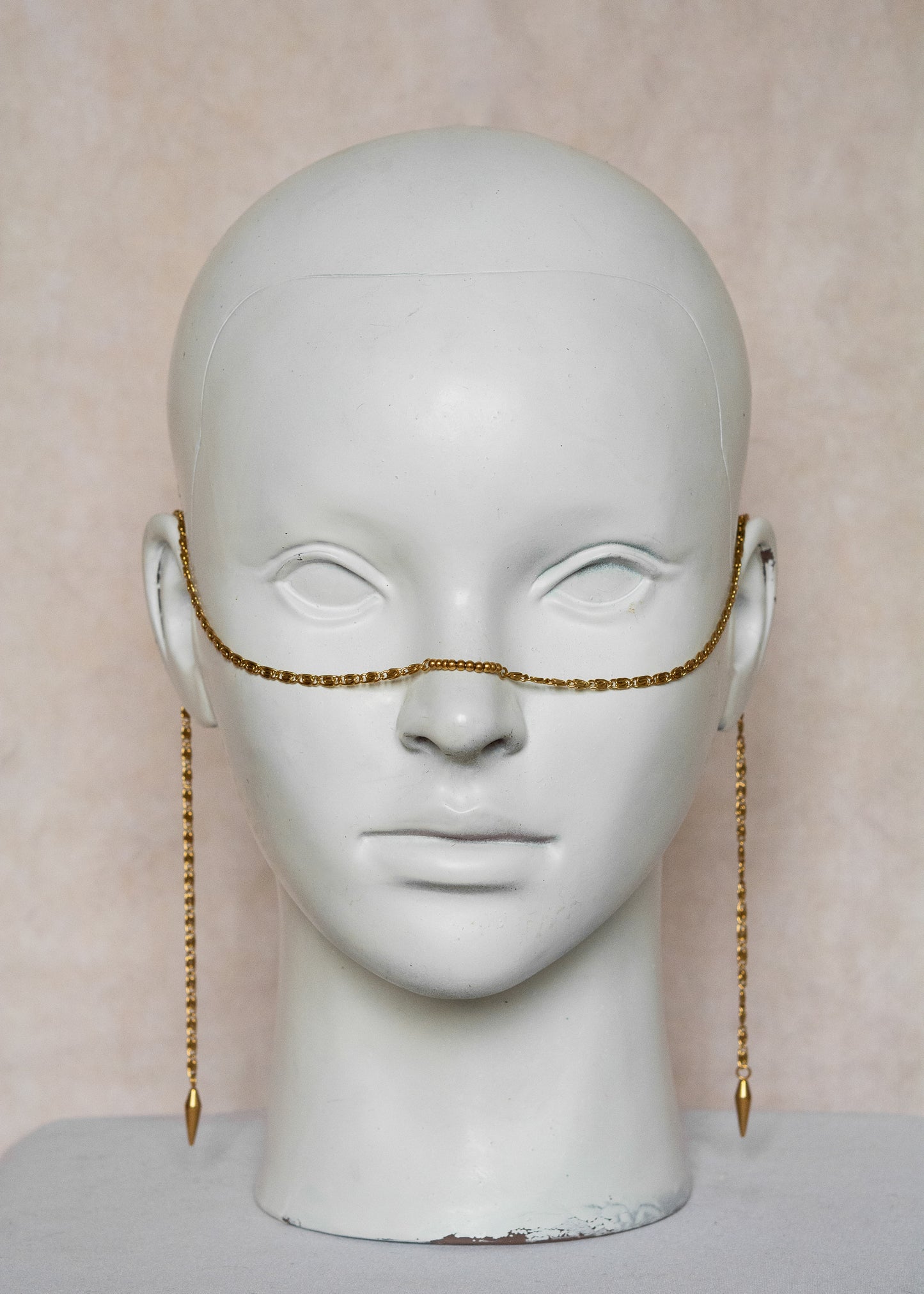 Chaîne de visage en acier inoxydable doré, maillage géométrique oriental, billes dorées et piques dorés. Bijou chic soirée ou festival.