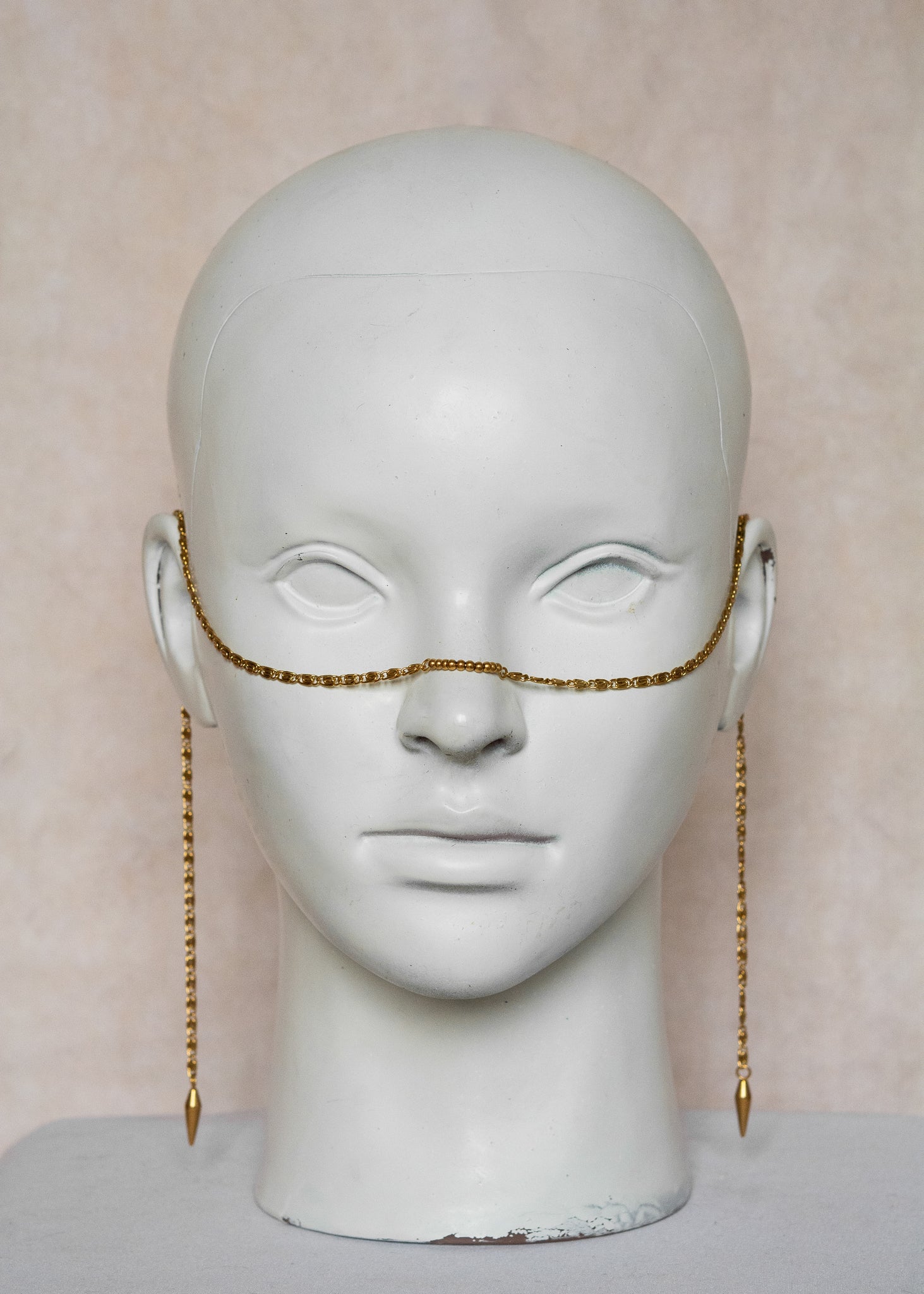 Chaîne de visage en acier inoxydable doré, maillage géométrique oriental, billes dorées et piques dorés. Bijou chic soirée ou festival.