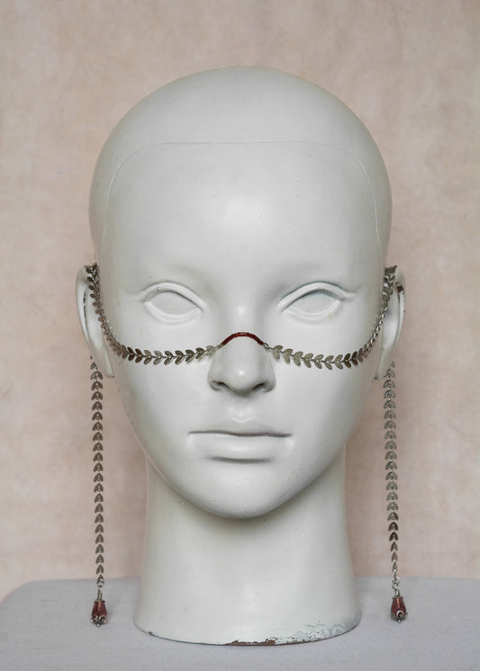 Chaîne de visage en acier inoxydable argenté, maillage flèches, perles bordeaux et perles goutte. Bijou boho chic festival ou soirée.