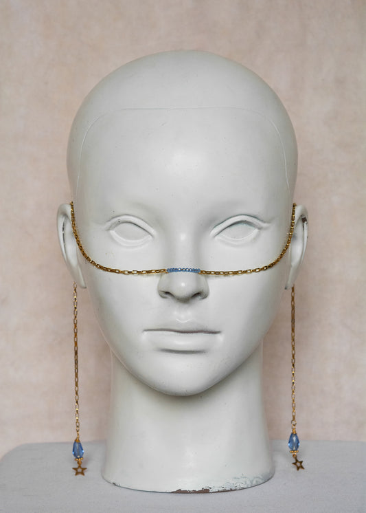 Chaîne de visage en acier inoxydable doré, cristaux bleu pâle, perles-gouttes et étoiles. Accessoire boho chic pour festival et costumes.