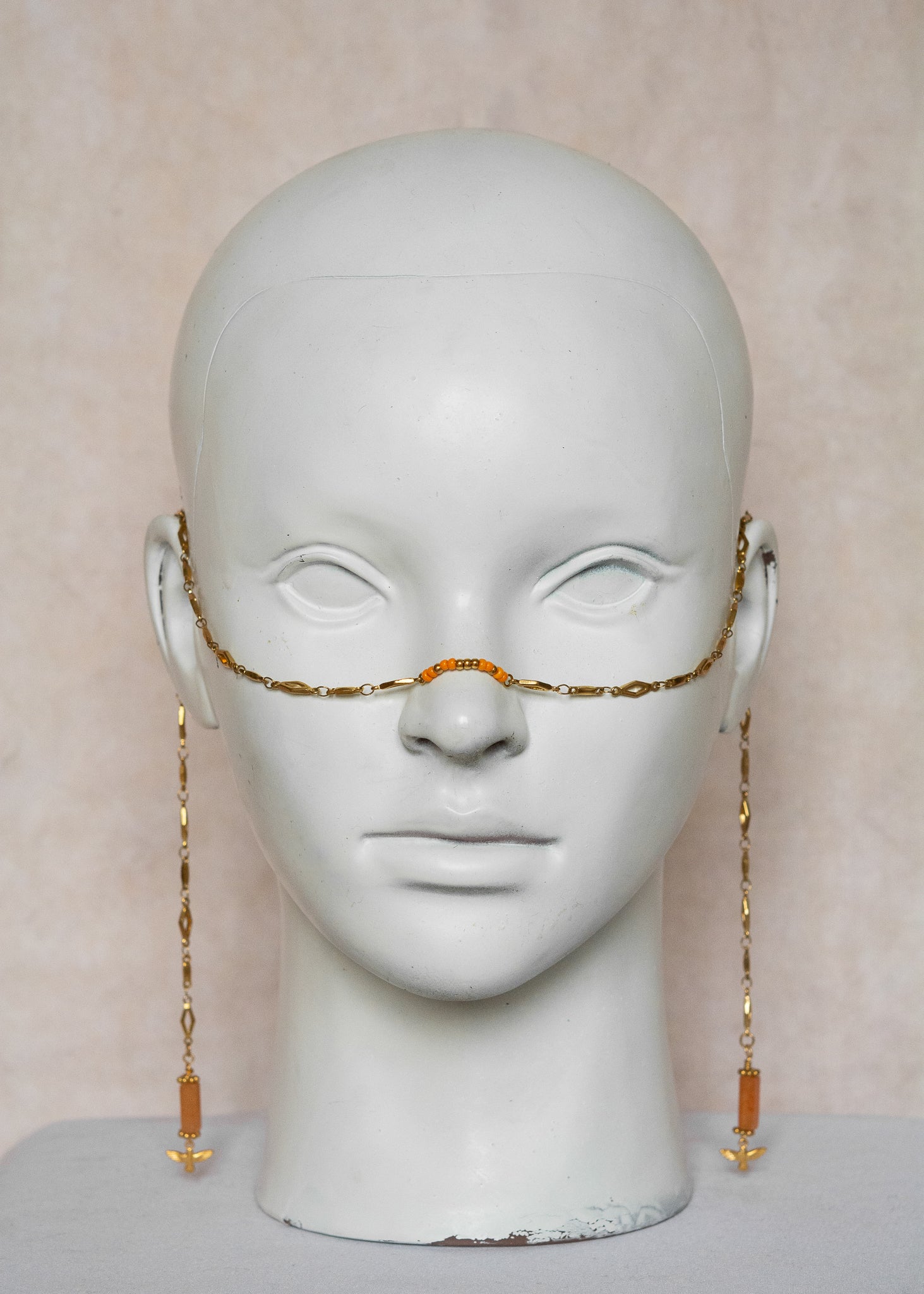 Chaîne de visage en acier inoxydable doré, maillage losange, pierres d’agate orange et charm oiseau. Bijou boho chic solaire.