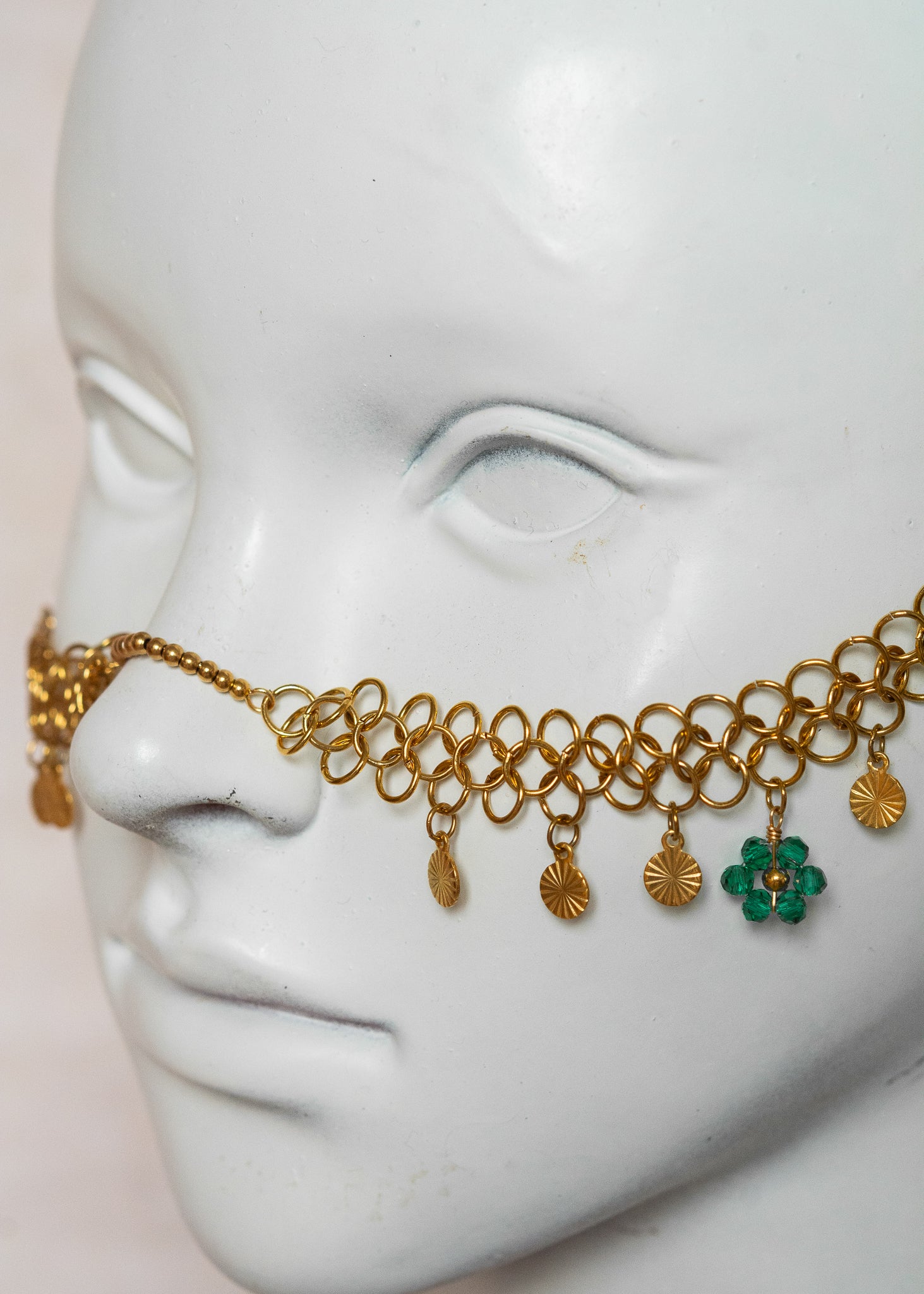 Chaîne de visage en acier inoxydable doré, fleur en perles vertes, pendentif zircon émeraude. Accessoire boho chic pour festival.