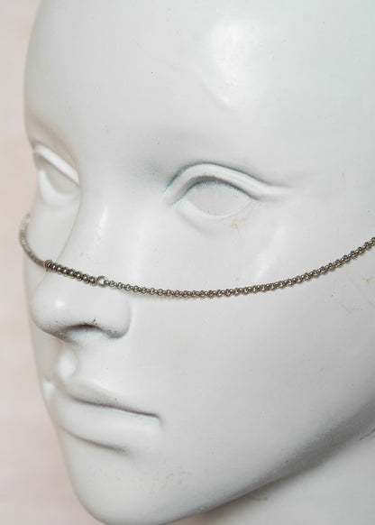 Chaîne de visage en acier inoxydable argenté, billes d’acier et piques argentés. Bijou facial minimaliste pour look bohème alternatif.