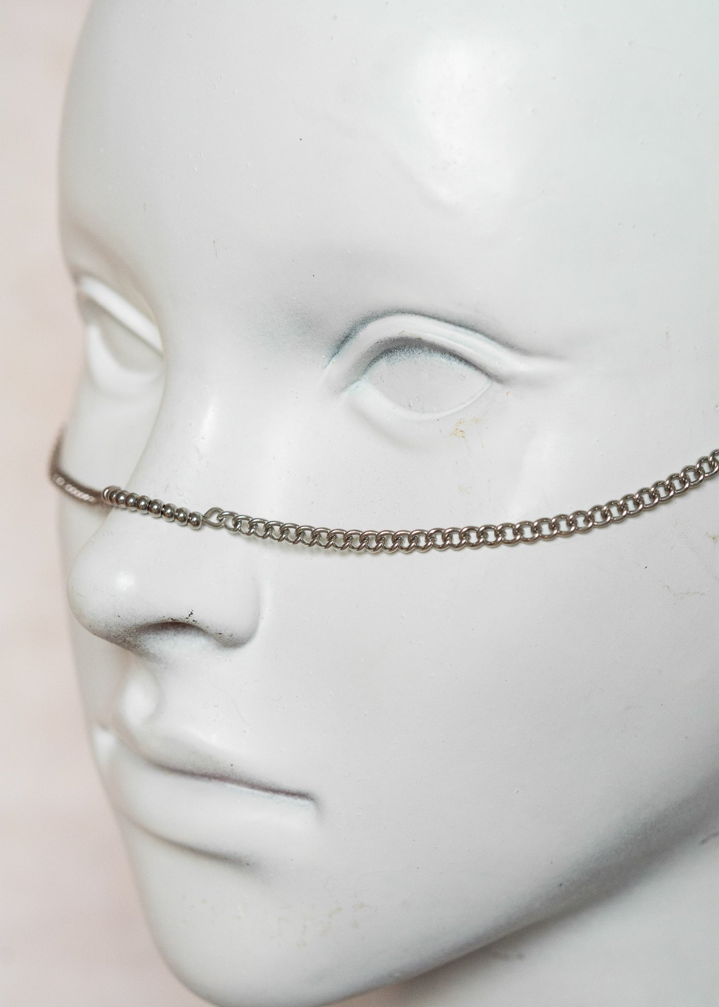 Chaîne de visage en acier inoxydable argenté, billes d’acier et ailes argentées. Bijou minimaliste et élégant.