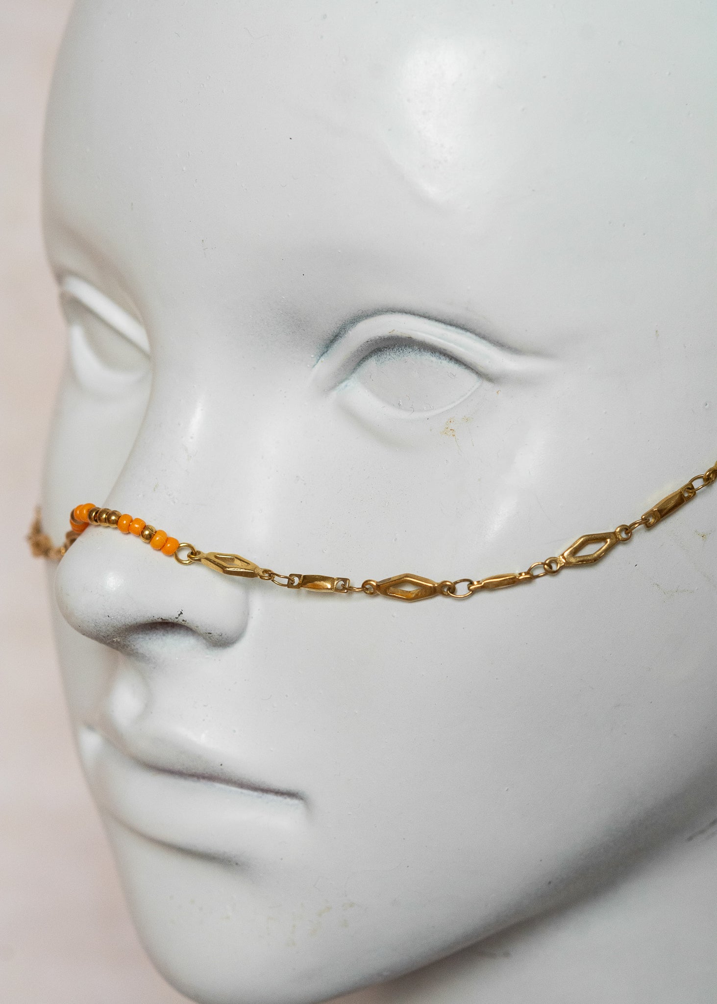 Chaîne de visage en acier inoxydable doré, maillage losange, pierres d’agate orange et charm oiseau. Bijou boho chic solaire.