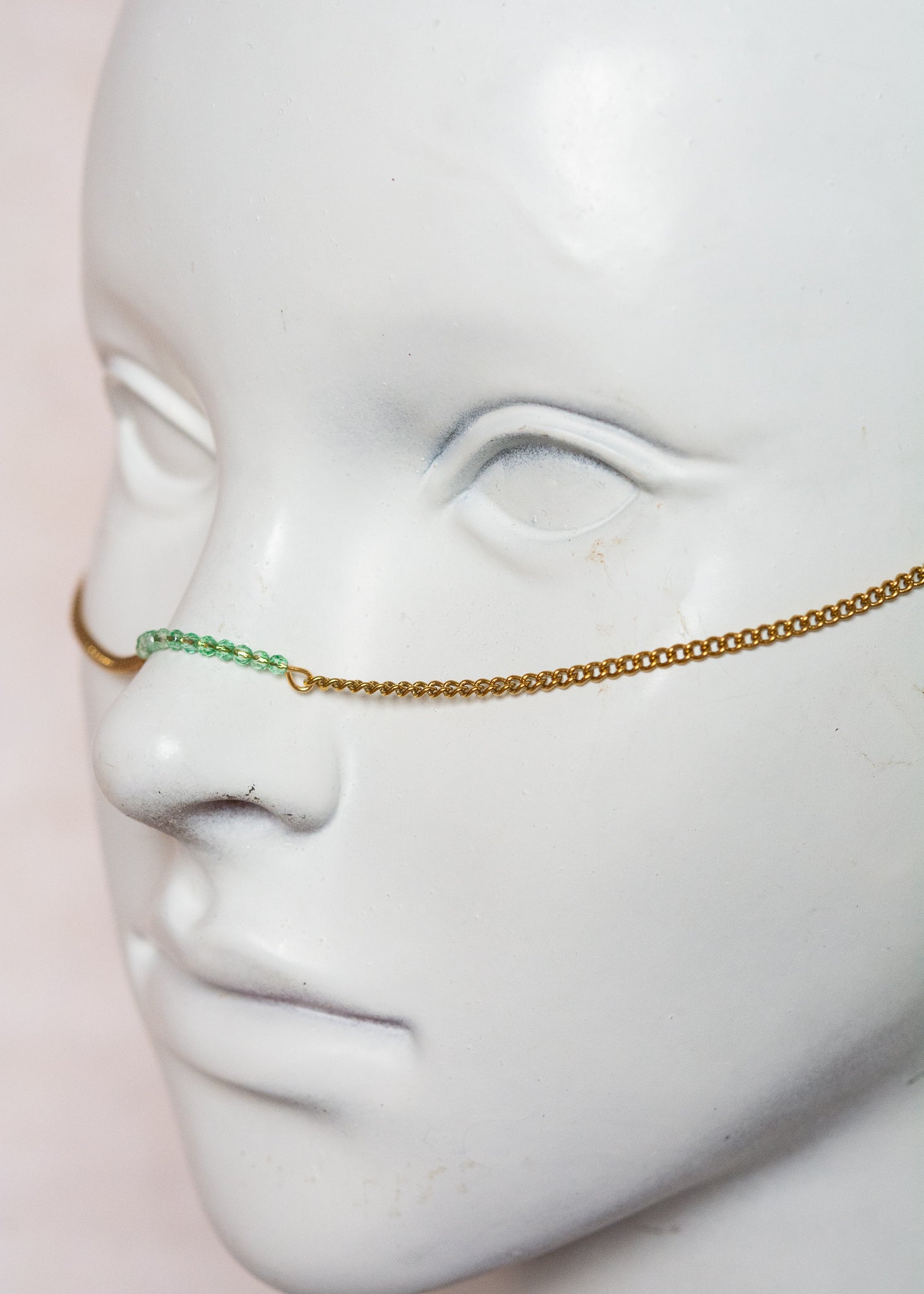 Chaîne de visage en acier inoxydable doré, cristaux vert d’eau translucides, détails géométriques. Bijou facial pour festival, costume, événement spécial.