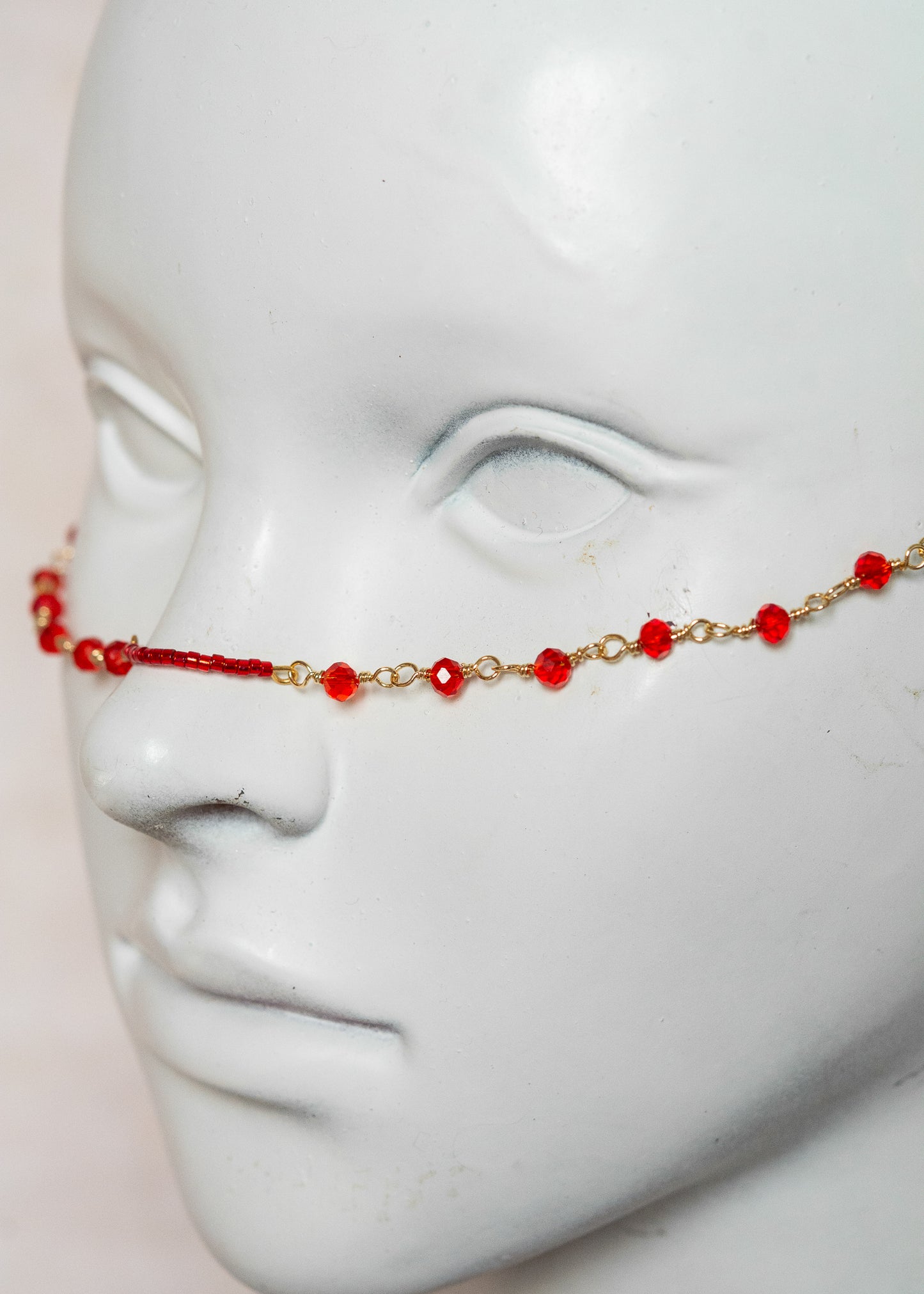 Chaîne de visage en acier inoxydable doré, cristaux rouges et pendentifs corne dorée. Bijou talisman boho chic festival ou soirée.