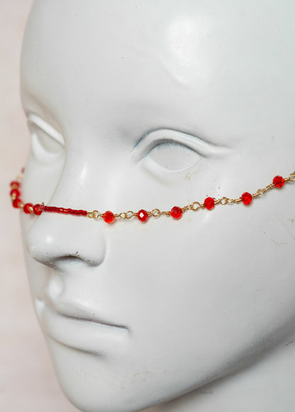 Chaîne de visage en acier inoxydable doré, cristaux rouges et pendentifs corne dorée. Bijou talisman boho chic festival ou soirée.