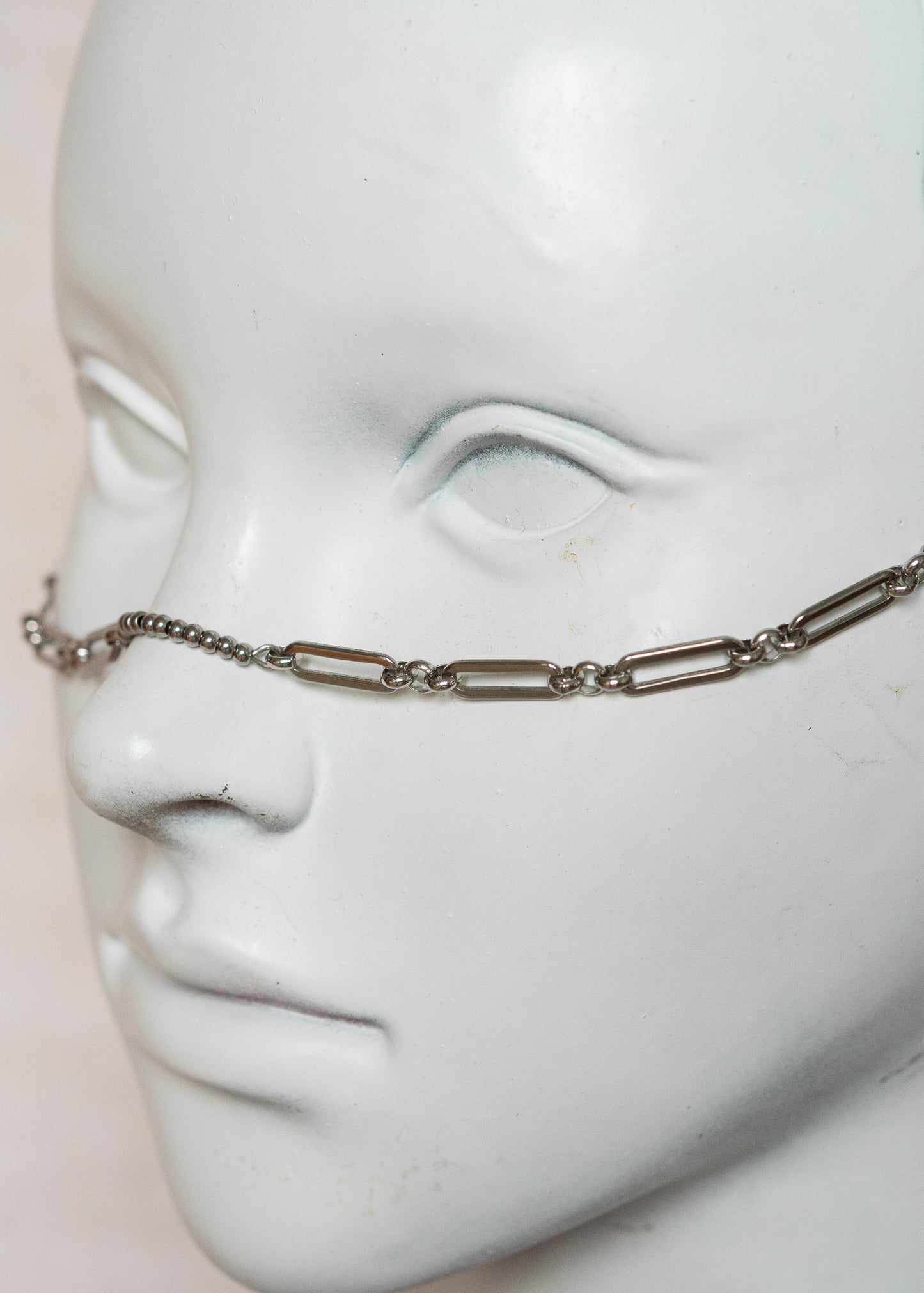 Chaîne de visage en acier inoxydable argenté, maillage géométrique, billes d’acier et pierres de lave. Bijou guerrier et audacieux.