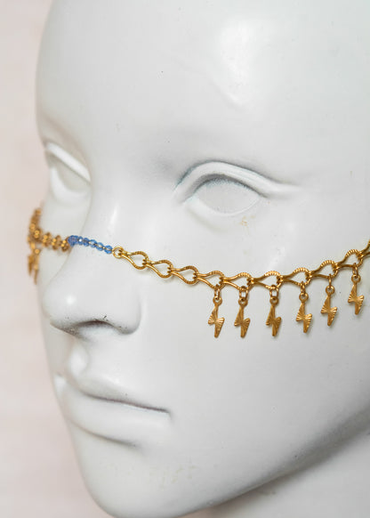 Chaîne de visage en acier inoxydable doré, éclairs dorés, cristaux bleus et perles goutte bleue. Bijou festival ou cosplay mythologie grecque.