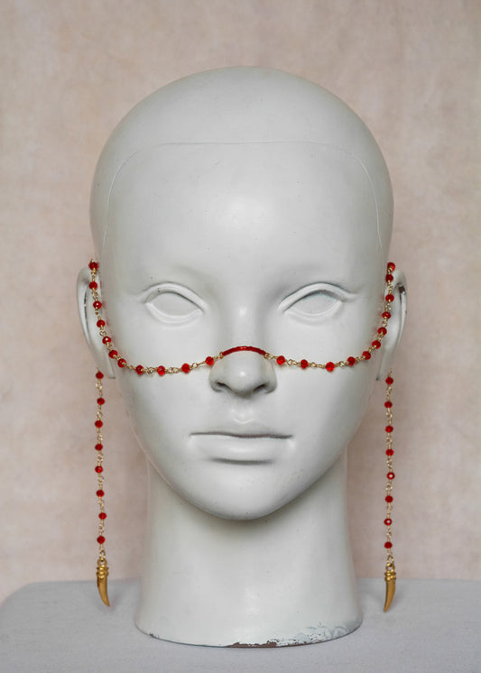 Chaîne de visage en acier inoxydable doré, cristaux rouges et pendentifs corne dorée. Bijou talisman boho chic festival ou soirée.