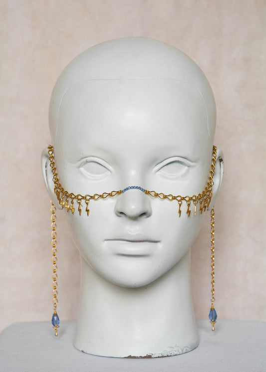Chaîne de visage en acier inoxydable doré, éclairs dorés, cristaux bleus et perles goutte bleue. Bijou festival ou cosplay mythologie grecque.
