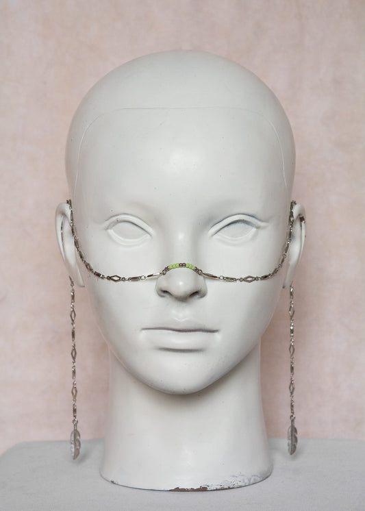 Chaîne de visage en acier inoxydable argenté, motif losange, perles vert acidulé et plumes acier. Accessoire festival ou bijou boho.