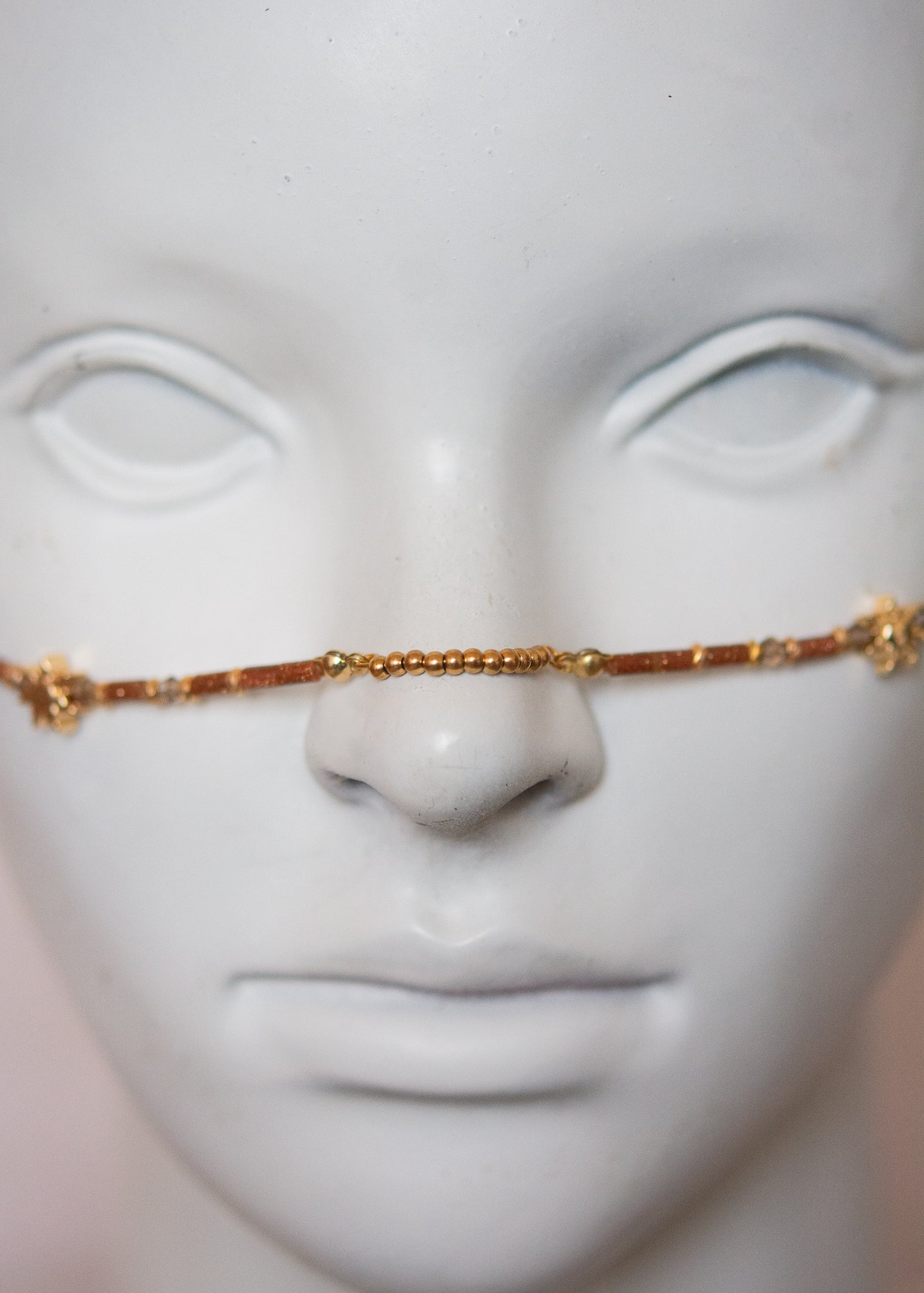 Bijou facial solaire en pierre de sable dorée, charms soleils dorés en acier inoxydable. Idéal festival, costume, photoshoot, événement...