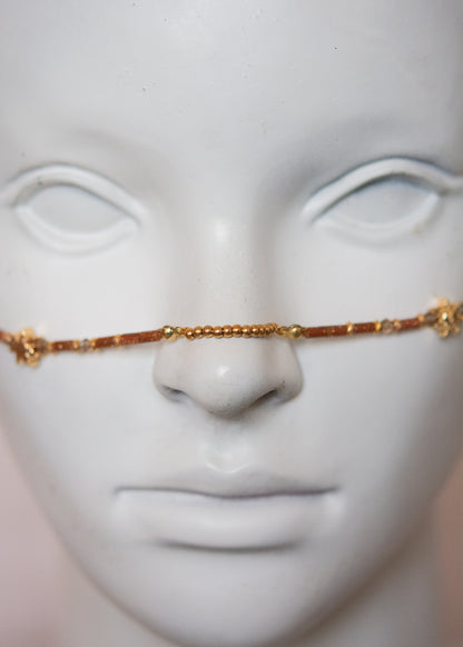 Bijou facial solaire en pierre de sable dorée, charms soleils dorés en acier inoxydable. Idéal festival, costume, photoshoot, événement...