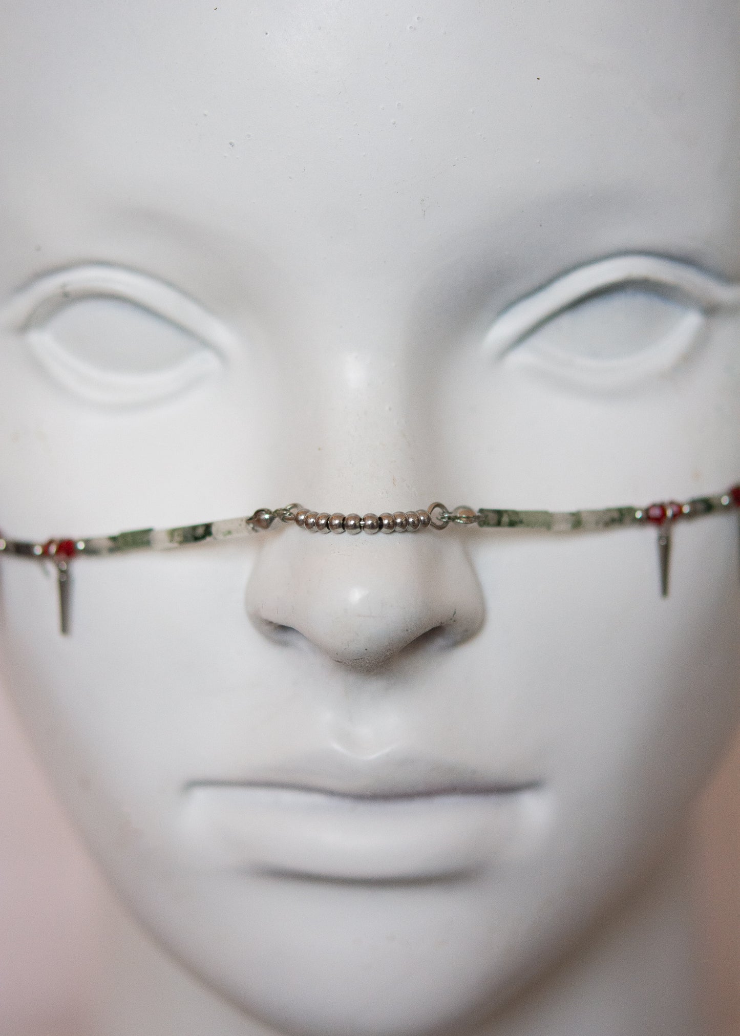 Bijou facial mystique en pierre de sang africaine, croix noires et piques dorées. Parfait pour costume, rituel, shoot gothique ou look ésotérique.