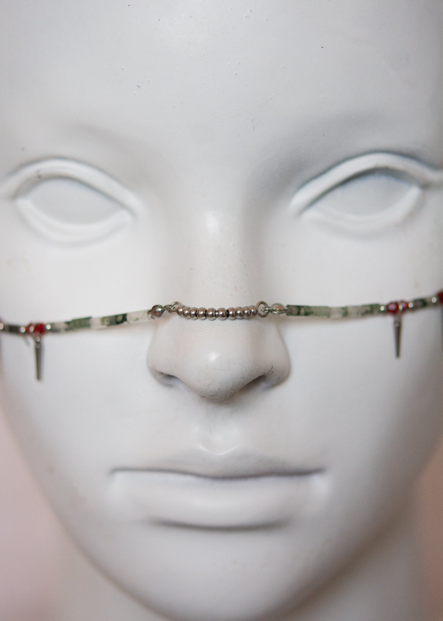 Bijou facial mystique en pierre de sang africaine, croix noires et piques dorées. Parfait pour costume, rituel, shoot gothique ou look ésotérique.