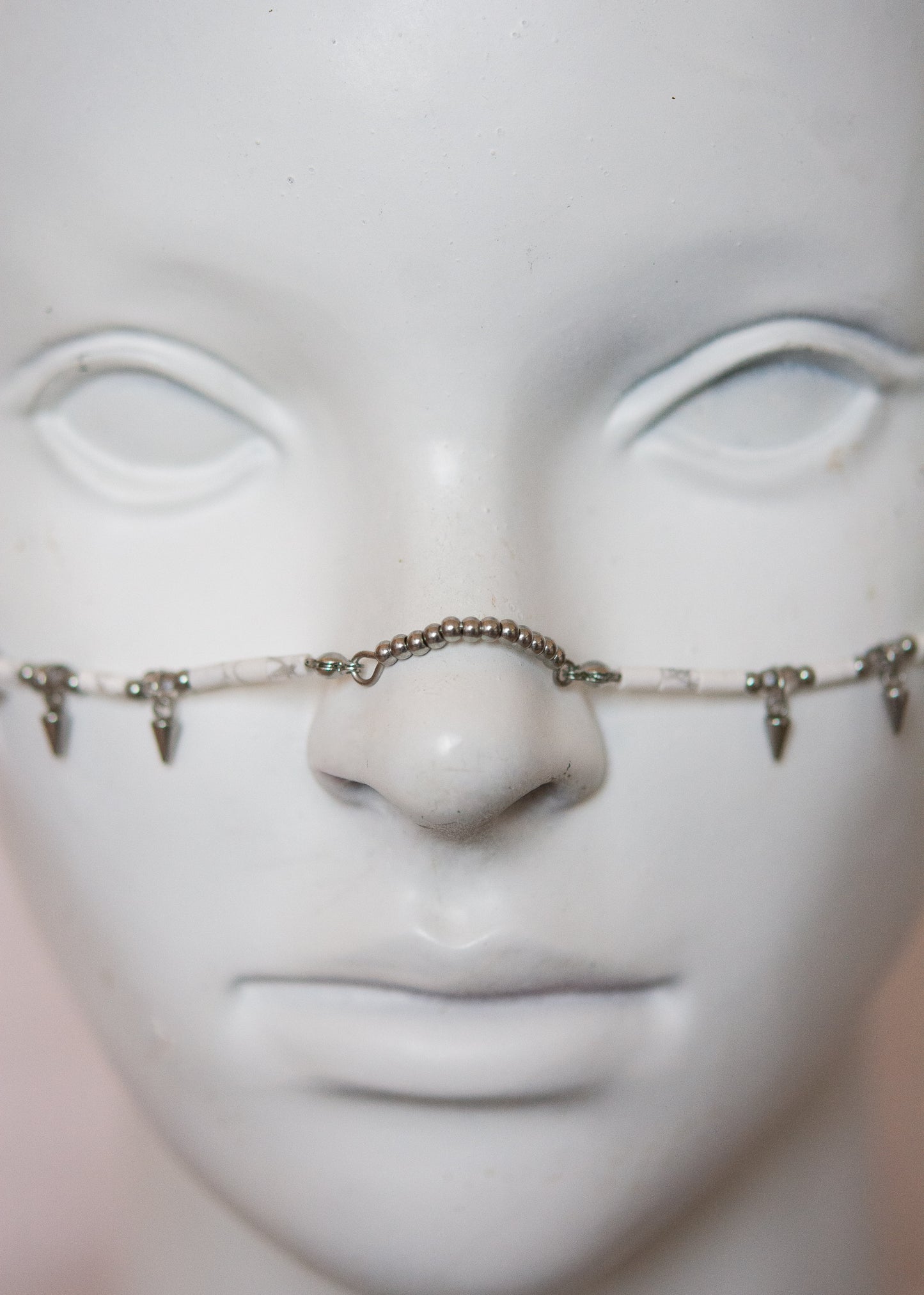 Bijou facial en howlite blanche, détails acier inoxydable, étoiles et piques. Accessoire costume, shoot mystique, bijou rituel, accessoire festival, etc.