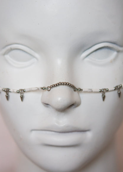 Bijou facial en howlite blanche, détails acier inoxydable, étoiles et piques. Accessoire costume, shoot mystique, bijou rituel, accessoire festival, etc.